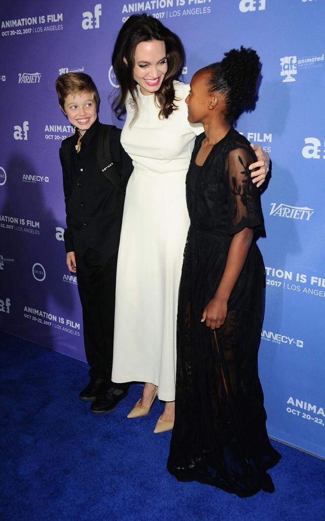 Angelina Jolie felvette a világ legegyszerűbb fehér ruháját és így is csodálatos!