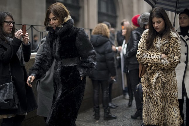 Carine Roitfeld és lánya, Julia Restoin Roitfeld a szezon legmenőbb bundakabátjaiban: fekete és leopárdmintás.