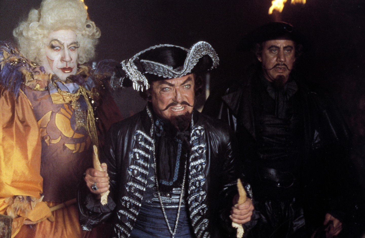 Udo Kier a Pinokkió 1996-os feldolgozásában bajusszal, szakállal látható. 