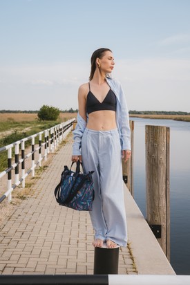 Sellei Lilla limitált kiadású táskája a Velencei-tó melletti élményekből inspirálódott