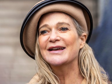 Delphine belga hercegnő pink miniruhában lopta el a show-t a királyi család elől, keményen kritizálják az öltözködése miatt