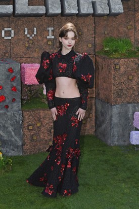 Emma Myers, aki a sorozatban Enid Sinclairt, Wednesday vérfarkas szobatársát alakítja a hétköznapokban nem színes tincsekkel hódít. Sőt, a haja még csak nem is szőke! 