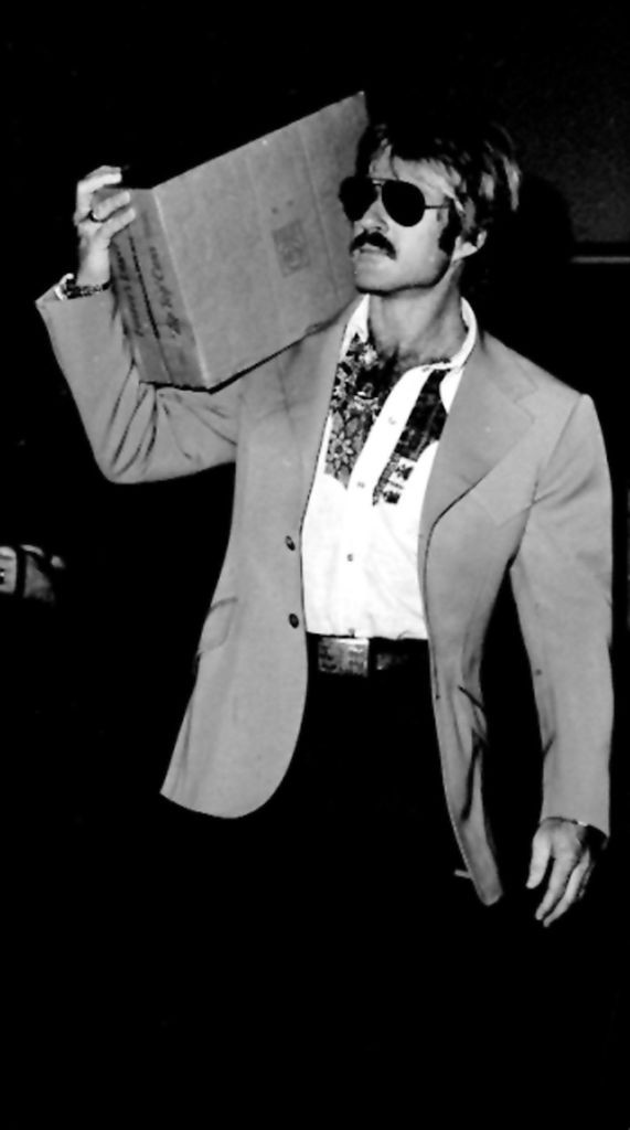 Redford egy doboz ausztrál sört cipel a londoni Heathrow repülőtéren 1974 áprilisában