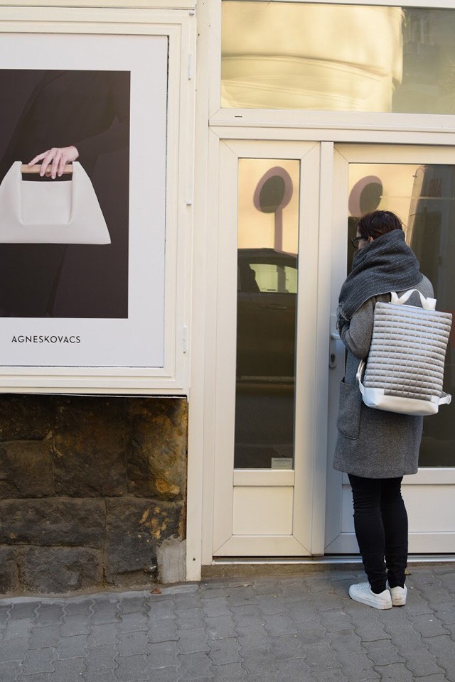 Családlátogatással és óriás sállal zárja a hetet a táskatervező