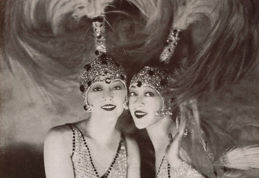 Vass Virág regénye elhozza a magyar származású Dolly ikrek igaz történetét a századelő fénykorából