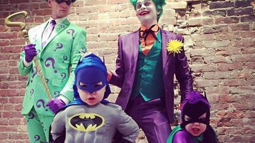 Szupercuki: Barney és családja jelmezben