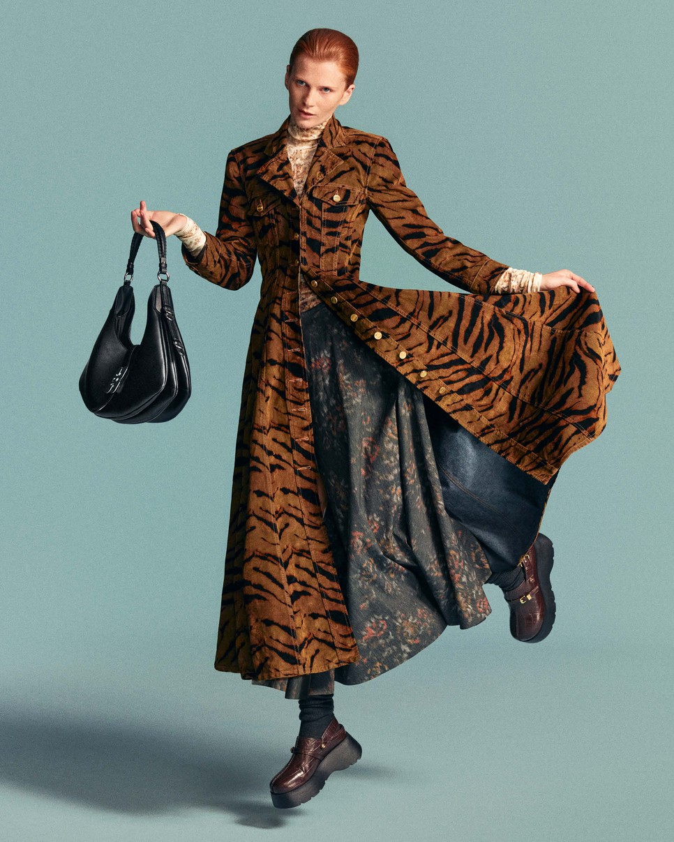 Charlie Osborne londoni művész, aki hanggal, performansszal, szobrászattal és szöveggel dolgozik, a GANNI 2025-ös kampányának arca