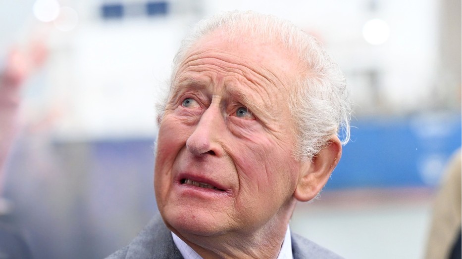 Károly király a rajongók előtt került kellemetlen helyzetbe