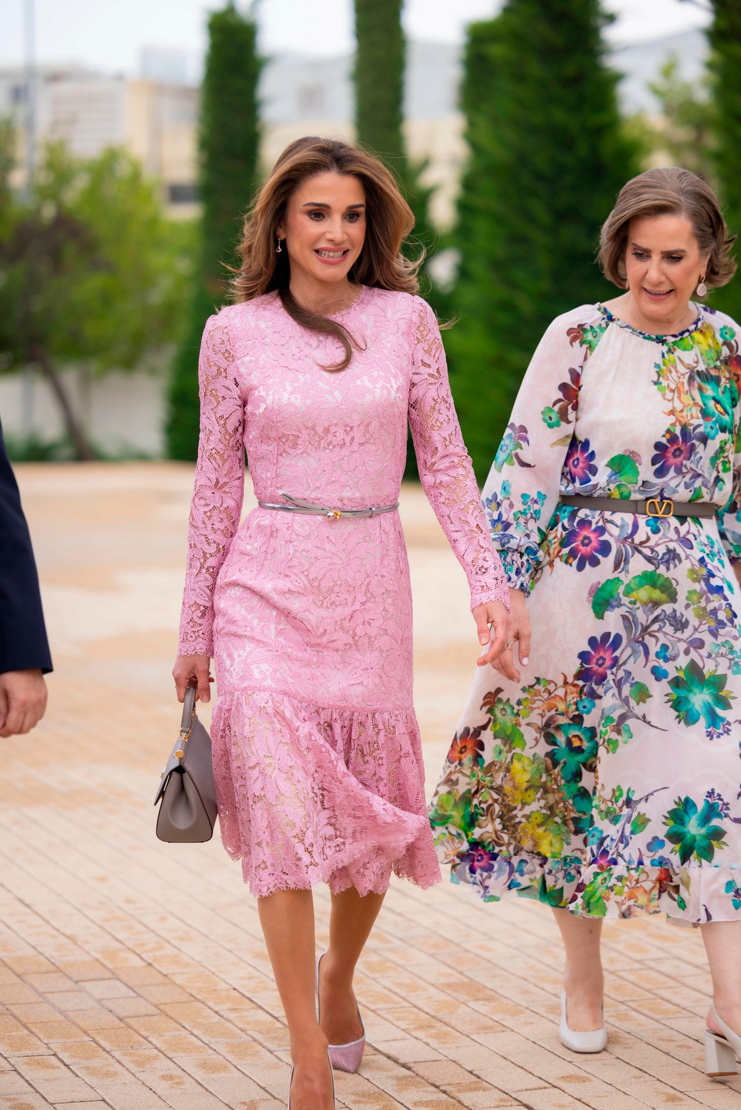 Ránija jordán királyné egy könnyed, rózsaszín csipkeruhában vett részt az Ammani Nemzetközi Akadémia diplomaosztóján 2023-ban. 