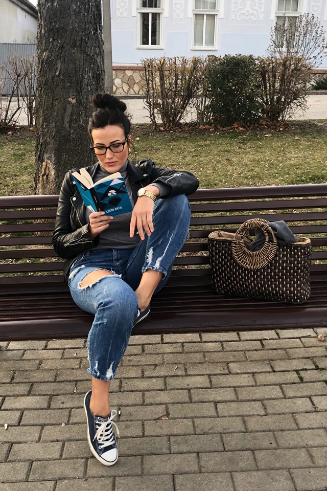 Janicsák Veca elárulja melyik a kedvenc könyve, és ma ebben a szettben olvasgatja