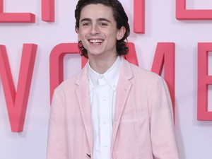 Babarózsaszín! Igen, Timothée Chalamet öltönye babarózsaszín