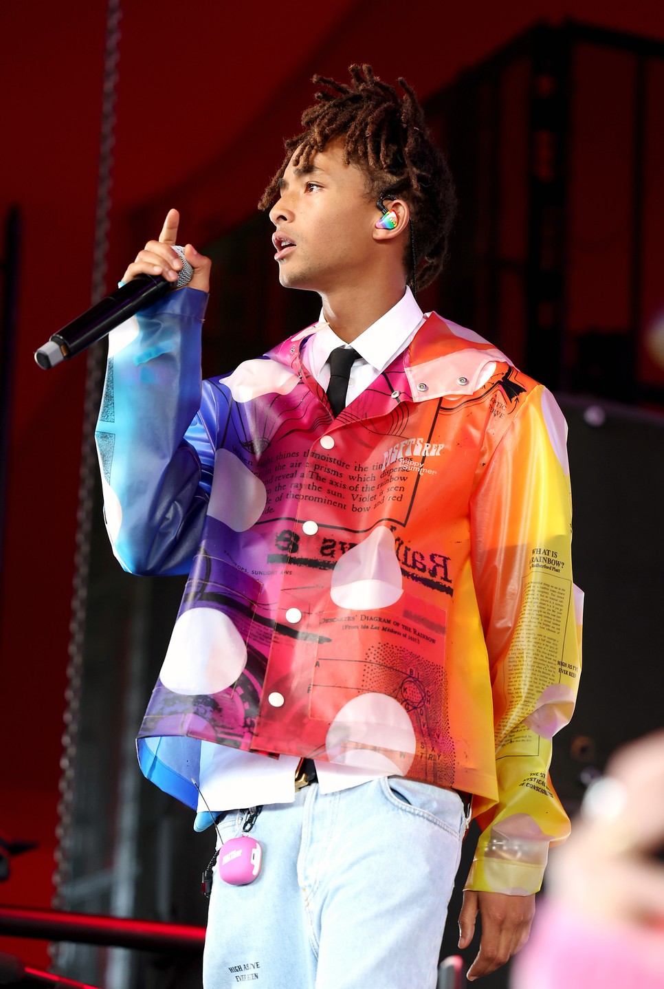 Jaden Smith áttetsző szivárványos esőkabátban a Coachella Fesztivál színpadán