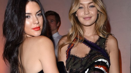 Kendall Jenner és Gigi Hadid őrülten szexi karácsony váró angyalkák