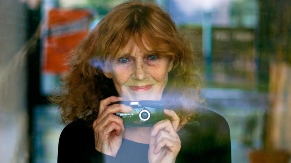 Bertien van Manen holland származású fotográfus, aki az intim dokumentarista fotográfia mestereként vált ismertté világszerte. Munkáiban a mindennapok egyszerű, mégis mélyen emberi pillanatait örökíti meg személyes, érzékeny nézőpontból – legyen szó Európáról, Amerikáról vagy épp a volt Szovjetunióról.