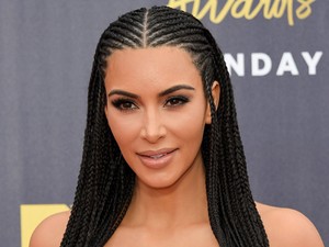 Úgy volt, hogy Kim Kardashian nem szelfizik többé, erre itt ez a tangás fotót