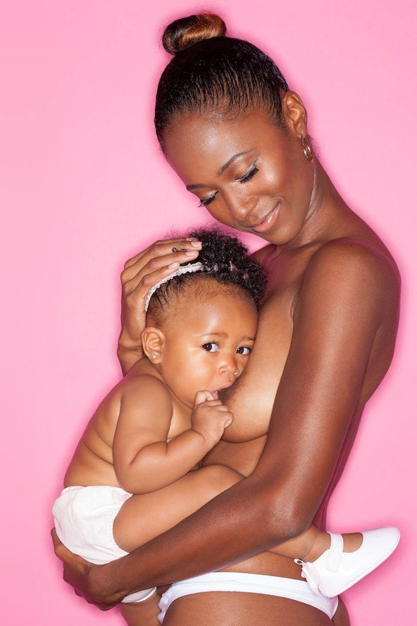 Ez a fiatal anyuka rúdtáncolás közben szoptatja kislányát