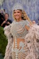 Beyoncé finom, fénylő részletekkel dobta fel sminkjét 