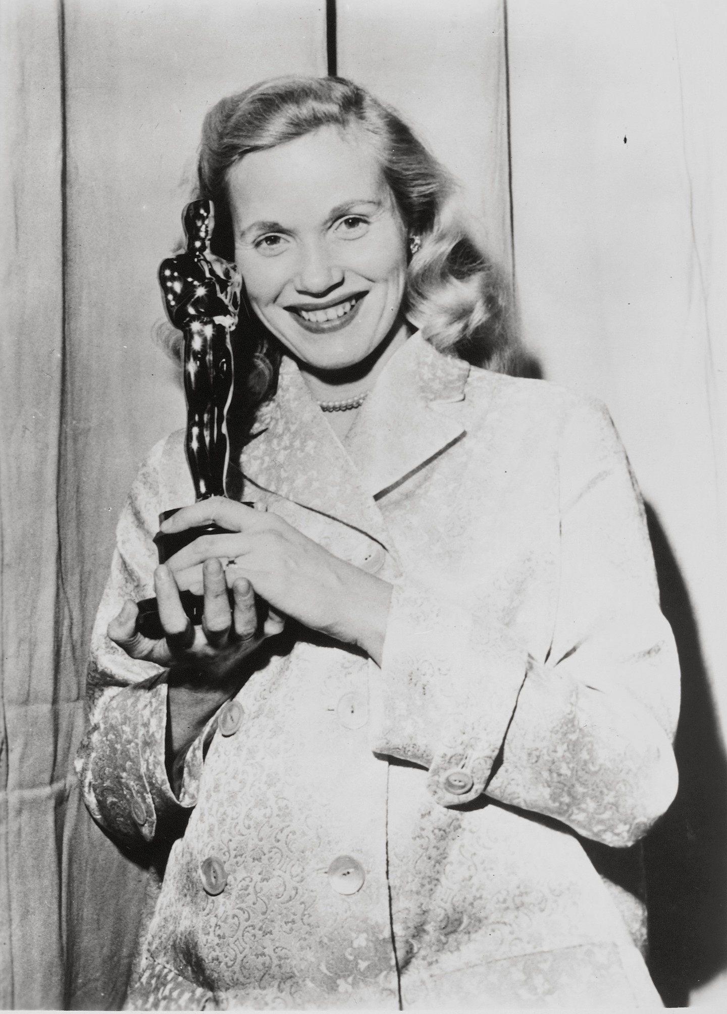 Eva Marie Saint amerikai színésznő, 1924-ben született, és A rakparton című film hozta meg számára a sikert, amelyért Oscar-díjat is kapott.