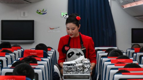 Dior egyenruhában vécét pucolni? - A légiutaskísérők ellentmondásos világa