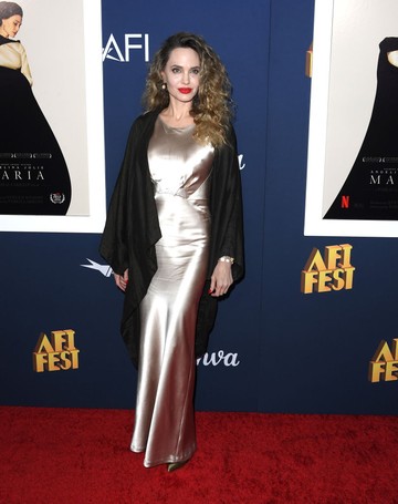 Angelina Jolie 2024 októberében a Maria című filmjének premierjén, amelyen ebben a varázslatos szatén ruhában tündökölt