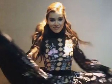 Meredek Instagram-baki a 19 éves sztártól: megvillantotta a szeméremdombját is