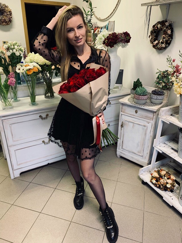 A Kuglófoslány ma tökéletes kis fekete ruhát viselt