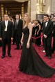 2006 - Aniston egyedül lépett a vörös szőnyegre a 78. Oscar-gálán, ahol ragyogott egy szintén fekete, egyszerű szabású Rochas ruhában, miközben a legjobb jelmezért járó díjat készült átadni. A ragyogást egy hosszú, csodás nyaklánc fokozta.