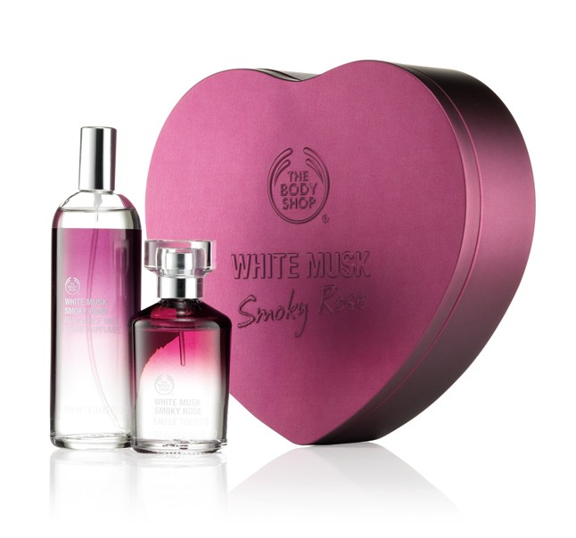 Füstös rózsa illatú ajándékcsomag THE BODY SHOP 7990 Ft. Tartalma: White Musk Smoky Rose edt 50 ml parfüm és testpermet 100 ml 