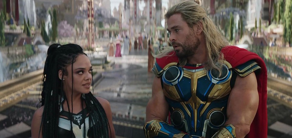  Tessa Thompson és Chris Hemsworth a Thor: Szerelem és mennydörgés című filmben
