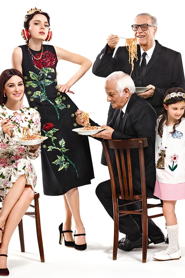 Imádjuk a Dolce & Gabbana nagy olasz famíliás kampányait, de ennél a képnél azért felmerül a kérdés, hogy tésztát, vagy ruhát akarnak-e reklámozni?