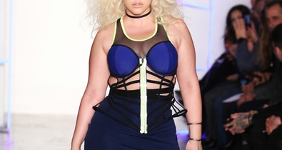 Kivillanó fanszőrzet, modell műlábbal - forradalmárok az aktuális divathéten