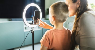 Kiskorúak, véleményvezérek és jobban keresnek, mint te - Ki a felelős influenszerré vált alfa generációért?