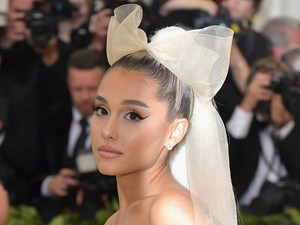 Konkrétan a Sixtus-kápolna mennyezete van Ariana Grande ruháján