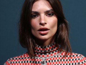 Emily Ratajkowski olyan ebben a ruhában, mintha egy törzsi rítusra készülne...