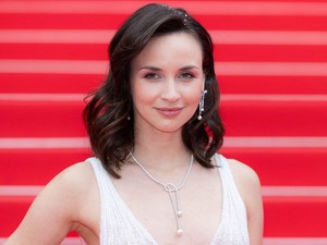 8 fotó, amin Törőcsik Franciska világsztárokat megszégyenítő ruhában tündököl  a vörös szőnyegen