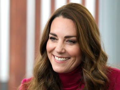 Kate Middleton magenta kabátját legszívesebben letépnénk róla és elfutnánk vele a naplementébe
