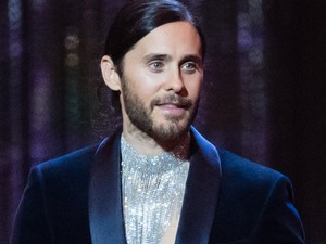 Röhögőgörcsöt kapsz, ha meglátod, hogyan bújt el Jared Leto a paparazzik elől