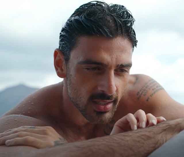 Boldog pénteket! Íme néhány dögös paparazzifotó Michele Morrone-ról!