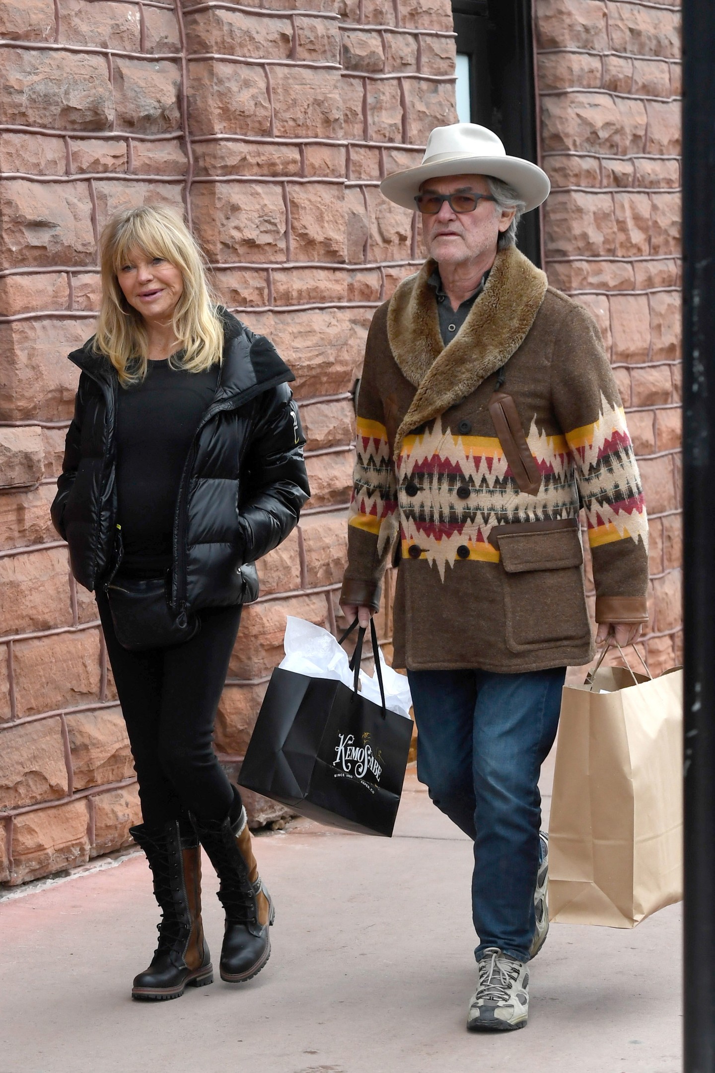 Alig pár nappal a 2024-es szenteste előtt, Aspen havas utcáin kapták lencsevégre a párost, amint épp az utolsó ajándékokat válogatták szeretteiknek. Kevesen tudják, de Aspen a családjuk „szentélye”, ahol minden évben összegyűlik a teljes Hawn-Russell-Hudson klán a gyerekekkel és az unokákkal. 