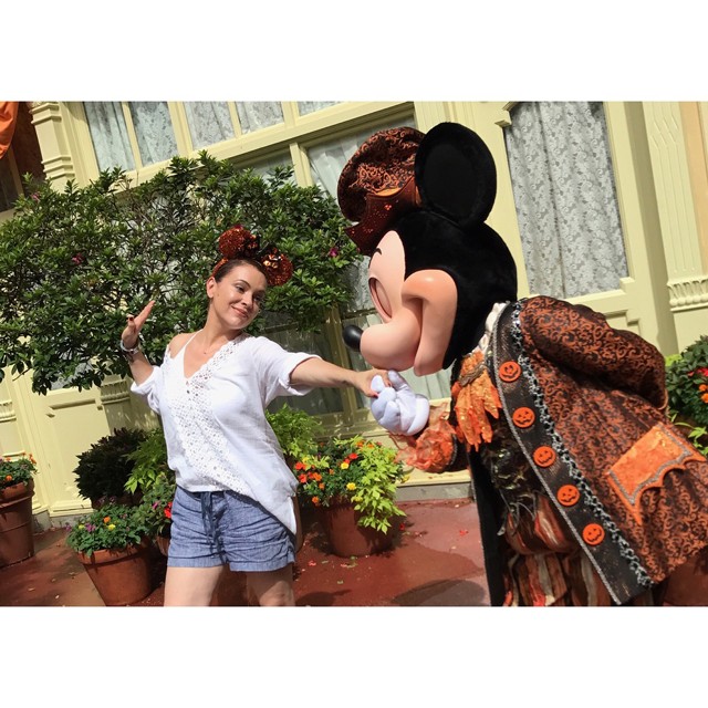 Alyssa Milano gyerekei hihetetlenül cukik! Disneylandbe látogatott a család!