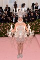 Katy Perry kétségtelenül emelte a 2019-es Met-gála fényét ezzel a Jeremy Scott által megalkotott Moschino estélyivel, azaz csillárral