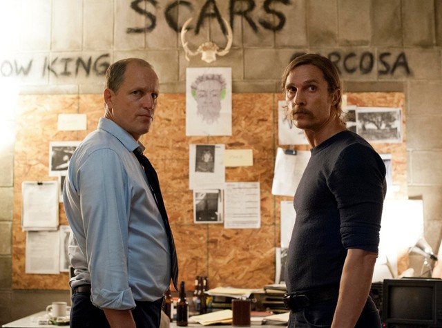 Martin és Rust két ellentétes alkatú nyomozó, több dolog választja szét őket, mint, ami összeköti. A tévétörténet egyik legzseniálisabb sorozata A törvény nevében, amiben a két zseniális színész hideglelősen tökéletes alakítása miatt vált Rust és Martin az egyik legemlékezetesebb zsarupárossá