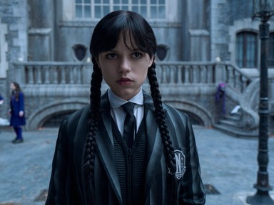 Sok mindenre számítottunk, de erre nem: ennyi idősek valójában a Wednesday szereplői