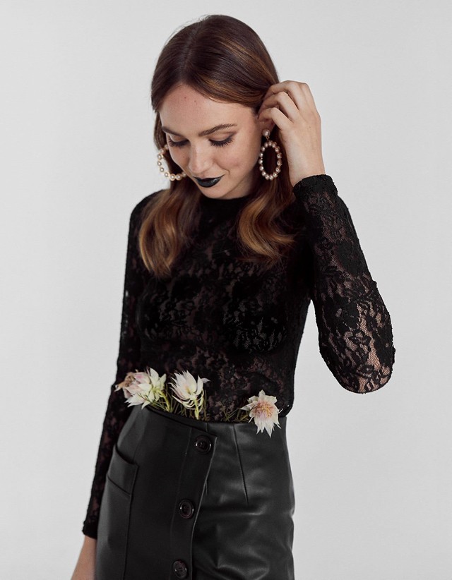 Csipkés felső STRADIVARIUS 2995 Ft