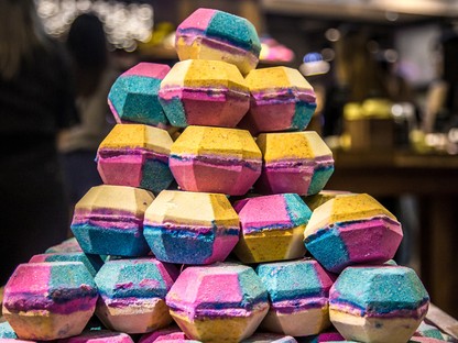 Elképesztő mennyiségű fürdőbombával jön a Lush 30. szülinapja