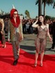 Rose McGowan, 1998, MTV Video Music Awards: Marilyn Manson akkori barátnője egy szinte teljesen meztelen, láncokból és finom hálóból álló ruhában jelent meg, ami elöl-hátul mindent megmutatott, csupán egy leopárdmintás tanga takarta az intim testrészt. A Bűbájos boszorkák sztárja később elárulta, hogy a ruha egyfajta szexuális tiltakozás volt a háttérben őt ért bántalmazások ellen.
