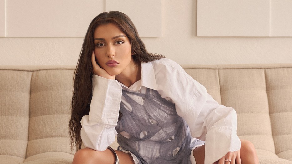 Mihályfi Luca büszke arra, hogy mára nem Mihályfi Balázs színművész lányaként, hanem előadóművészként emlegetik | Kötött ruha FANNI EPERKE, Ing ZARA