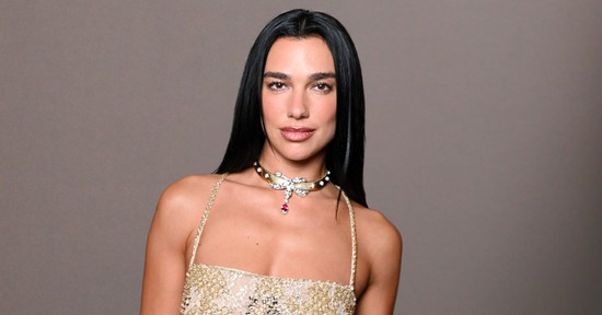 Dua Lipa bevállalta a világ legkockázatosabb ruháját, csupán gyöngyök takarták a testét