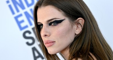 Julia Fox óvszerből készült szettben szeli Los Angeles utcáit