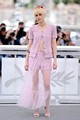Kristen Stewart élete első rendezését mutatta be Cannes-ban, tetőtől talpig Chanelben. Egy rövid tweedruhát rétegzett egy áttetsző maxiszoknyával, vagyis gyakorlatilag nem szegte meg a szabályokat, de azért sikerült kihívónak maradnia